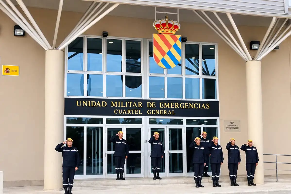 Spanish Military Emergency Unit personnel outside headquarters using the Junta de Andalucía critical communications network for emergency response coordination