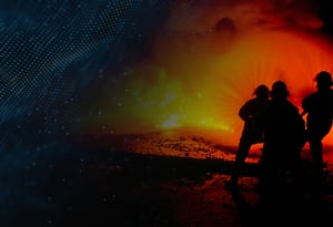 Equipes de combate a incêndio ficam protegidas contra ventos fortes